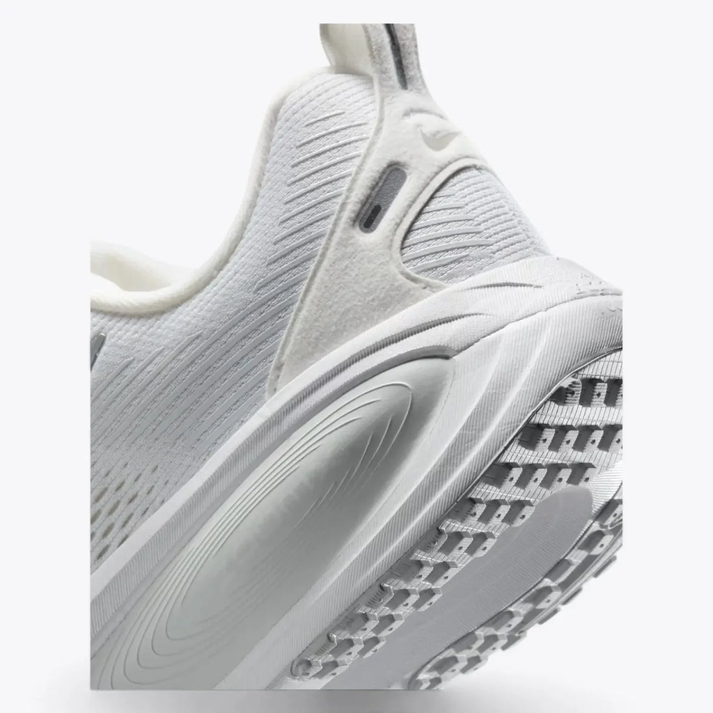 Nike Vomero 18 White Metallic Silver Photon Dust Running Shoes