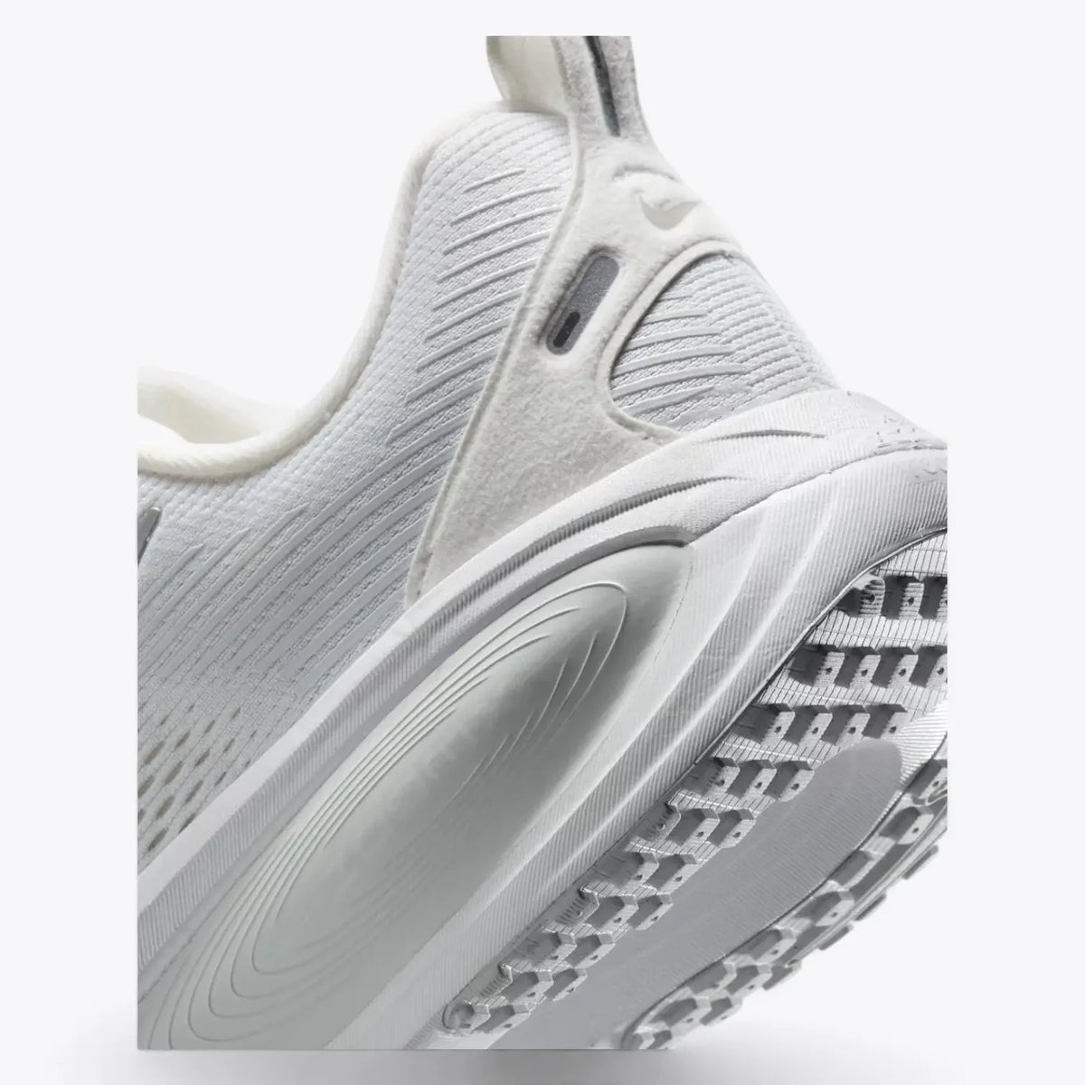 Nike Vomero 18 White Metallic Silver Photon Dust Running Shoes