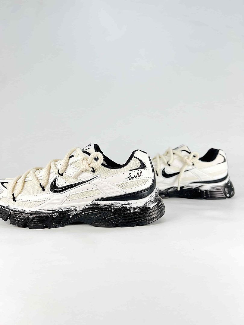 Nike Initiator 394055-500 White Black Signature Detail Low Top Sneakers