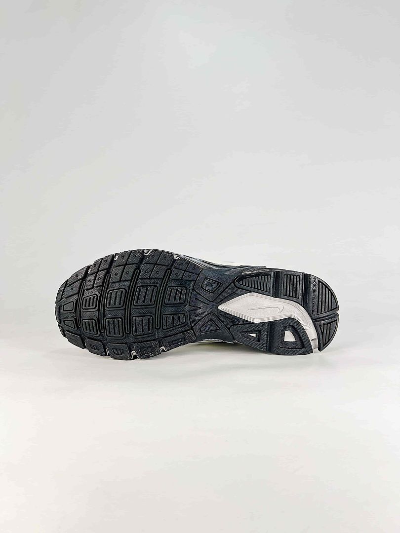 Nike Initiator 394055-101 White Black Signature Detail Low Top Sneakers